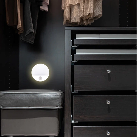 Lampka nocna LED na baterie z czujnikiem ruchu zmierzchu ZESTAW 4 sztuk