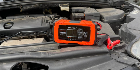 Automatický nabíječ autobaterií 12V 24V s funkcí OPRAVY