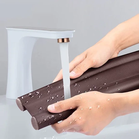 Pěnové těsnění oken s dvojitým účinkem proti průvanu a hmyzu